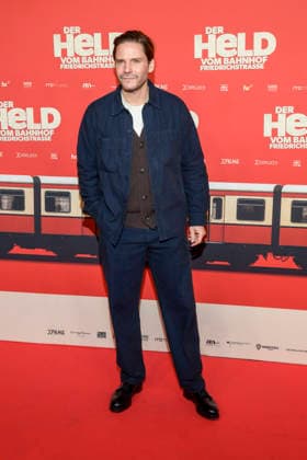 ABBberlin Daniel Brühl Bruehl Actor on the red carpet at the world premiere of the movie DER HELD VOM BAHNHOF FRIEDRICHSTRASSE at Delphi Filmpalast Berlin on 02 12 2025 Berlin Germany