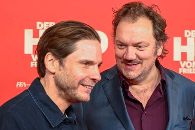 ABBberlin Daniel Bruehl Brühl with Charly Hübner Huebner Actor on the red carpet at the world premiere of the movie DER HELD VOM BAHNHOF FRIEDRICHSTRASSE at Delphi Filmpalast Berlin on 02 12 2025 Berlin Germany