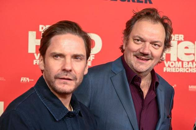 ABBberlin Daniel Bruehl Brühl with Charly Hübner Huebner Actor on the red carpet at the world premiere of the movie DER HELD VOM BAHNHOF FRIEDRICHSTRASSE at Delphi Filmpalast Berlin on 02 12 2025 Berlin Germany