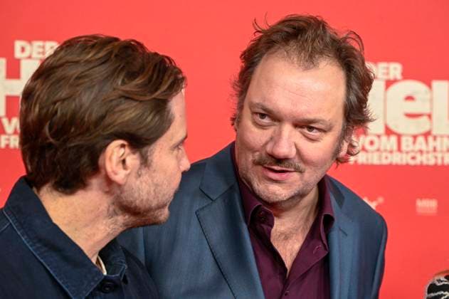 ABBberlin Daniel Bruehl Brühl with Charly Hübner Huebner Actor on the red carpet at the world premiere of the movie DER HELD VOM BAHNHOF FRIEDRICHSTRASSE at Delphi Filmpalast Berlin on 02 12 2025 Berlin Germany
