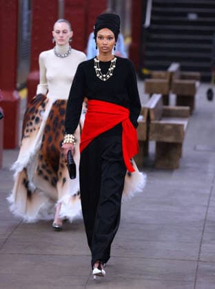 Chanel Metiers D Art Show 2026 - Runway - NYC Model is walking the runway during the Chanel Metiers D Art Show 2026 in New York on December 2, 2025. Photo by Charles Guerin ABACAPRESS.COM New York City NY United States  Copyright: xGuerinxCharles ABACAx