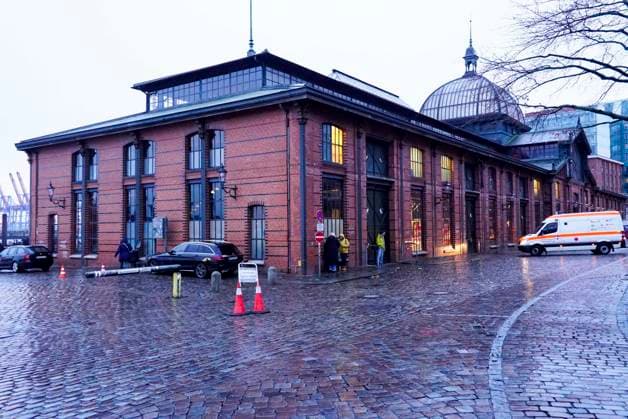 CNTVhamburg SandraQuadflieg Actress as celebrity helper at the Christmas party for homeless people under the motto More than a warm meal in the Fischauktionshalle on 02 12 2025 in Hamburg Hamburg Germany