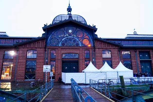 CNTVhamburg SandraQuadflieg Actress as celebrity helper at the Christmas party for homeless people under the motto More than a warm meal in the Fischauktionshalle on 02 12 2025 in Hamburg Hamburg Germany
