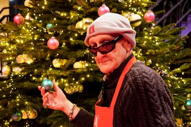 CNTVhamburg Eddy Kante was Udo Lindenbergs bodyguard for half his life as a celebrity helper at the Christmas party for homeless people under the motto More than a warm meal in the Fischauktionshalle on 02 12 2025 in Hamburg Hamburg Germany