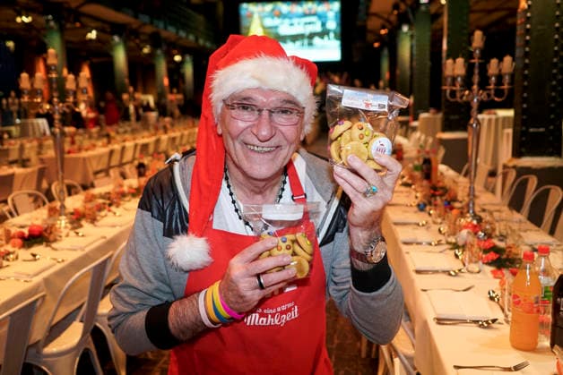 CNTVhamburg Peter Sebastian Sanger as celebrity helper at the Christmas party for homeless people under the motto More than a warm meal in the Fischauktionshalle on 02 12 2025 in Hamburg Hamburg Germany