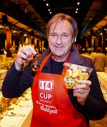 CNTVhamburg Helmut Zierl actor as celebrity helper at the Christmas party for homeless people under the motto More than a warm meal in the Fischauktionshalle on 02 12 2025 in Hamburg Hamburg Germany