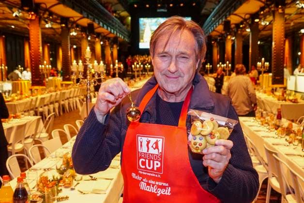CNTVhamburg Helmut Zierl actor as celebrity helper at the Christmas party for homeless people under the motto More than a warm meal in the Fischauktionshalle on 02 12 2025 in Hamburg Hamburg Germany