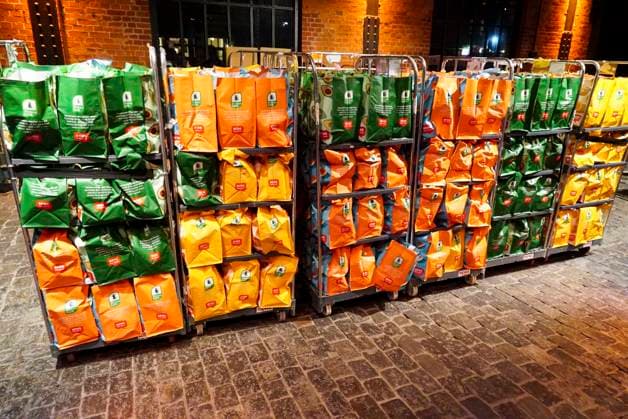 CNTVhamburg interior view Fischautionshalle presents bags for the visitors at the Christmas party for homeless people under the motto More than a warm meal in the Fischauktionshalle on 02 12 2025 in Hamburg Hamburg Germany