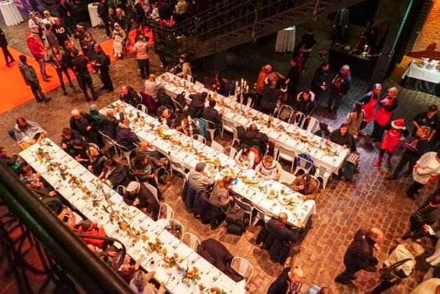 CNTVhamburg interior view fish auction hall table chairs visitors at the Christmas party for homeless people under the motto More than a warm meal in the fish auction hall on 02 12 2025 in Hamburg Hamburg Germany