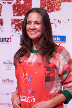 CNTVhamburg Dana Schweiger entrepreneur as celebrity helper at the Christmas party for homeless people under the motto More than a warm meal in the fish auction hall on 02 12 2025 in Hamburg Hamburg Germany
