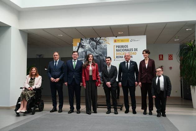 Queen Letizia presents the Queen Letizia National Disability Awards The Mayor of Salamanca, Carlos G Carbayo 2i , the Government Delegate, Nicanor Sen 3d , the President of the Junta de Castilla y León, Alfonso Fernández Manueco 3i , Queen Letizia 4i , the Minister of Social Rights, Consumption and Agenda 2030, Pablo Bustinduy 4d , the Secretary General of the Royal Board on Disability, Rosa Martínez 2d , the Director of the Royal Board on Disability, Jesús Martín Blanco d , during the meeting of the Royal Council of the Royal Board on Disability and presentation of the Queen Letizia National Disability Awards, at CREA Alzheimer, on December 3, 2025, in Salamanca, Castilla León Spain The National Disability Awards are granted by the Royal Copyright: xManuelxÃngelxLayax 7144850