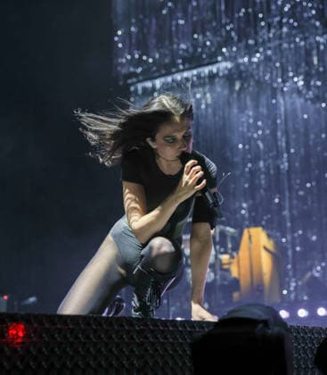 Wolf Alice performing at the O2 Arena, London on their The Clearing Tour 2nd December 2025 Ellie Rowsell of Wolf Alice performing at the O2 Arena, London United Kingdom on their The Clearing Tour 2nd December 2025, Credit:Ray Hill Avalon  Copyright: xRayxHillx xAvalonx 1056221784