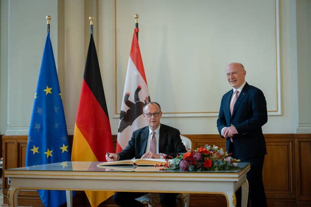 Inaugural visit, Berlin, Federal Chancellor, Friedrich Merz The Governing Mayor of Berlin, Kai Wegner, Federal Chancellor, Friedrich Merz, Inaugural visit, Rotes Rathaus, Entry in the Golden Book of Berlin Berlin Berlin GER