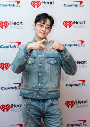 iHeartRadio 106.1 KISS FM s Jingle Ball - Arrivals Kevin Woo attends iHeartRadio 106.1 KISS FM s Jingle Ball 2025 Presented by Capital One at Dickies Arena on December 02, 2025 in Fort Worth, Texas. Forth Worth Dickies Arena Texas USA Copyright: xDarahxHubbard imageSPACEx