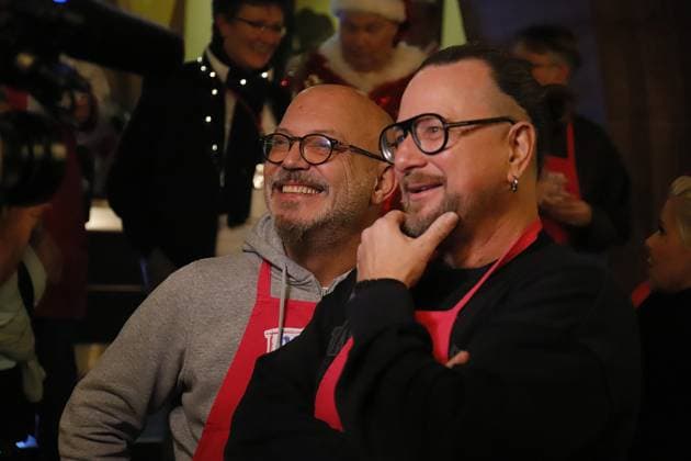 03 12 2025 xphx Frankfurt am Main, RömerBernd Reisig Stiftung Helfen Helfen Christmas Goose Dinner for people in need of help in Frankfurt Comedy duo MUNDSTUHL Lars Niedereichholz and Ande Werner HP