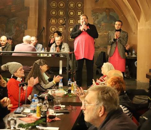 03 12 2025 xphx Frankfurt am Main, RömerBernd Reisig Stiftung Helfen Helfen Christmas goose dinner for people in need in Frankfurt Bernd Reisig welcomes the guests together with Frankfurt Mayor Mike Josef HP