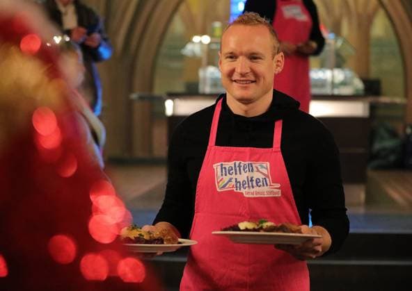 03 12 2025 xphx Frankfurt am Main, RömerBernd Reisig Stiftung Helfen Helfen Christmas goose meal for people in need in Frankfurt Prominent waiters Ex Eintracht Frankfurt professional Sebastian Rode HP