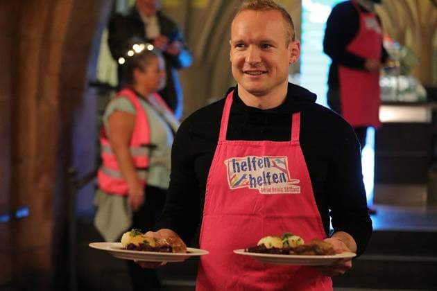 03 12 2025 xphx Frankfurt am Main, RömerBernd Reisig Stiftung Helfen Helfen Christmas goose meal for people in need in Frankfurt Prominent waiters Ex Eintracht Frankfurt professional Sebastian Rode HP