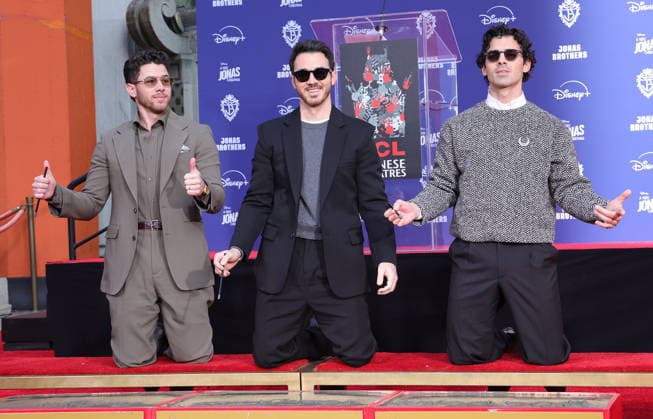 03 December 2025 - Hollywood, California - Nick Jonas, Kevin Jonas, Joe Jonas. Jonas Brothers Hand And Footprint In Cement Ceremony held at TCL Chinese Theatre. Hollywood USA - ZUMAa123 20251203_zaa_a123_005 Copyright: xADx