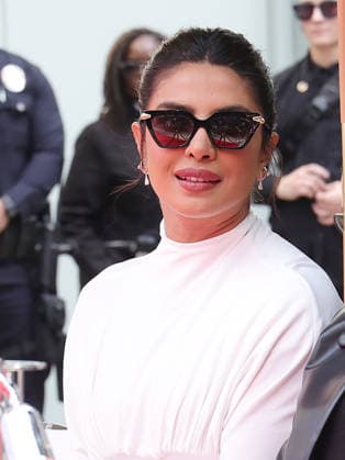 03 December 2025 - Hollywood, California - Priyanka Chopra Jonas. Jonas Brothers Hand And Footprint In Cement Ceremony held at TCL Chinese Theatre. Hollywood USA - ZUMAa123 20251203_zaa_a123_010 Copyright: xADx