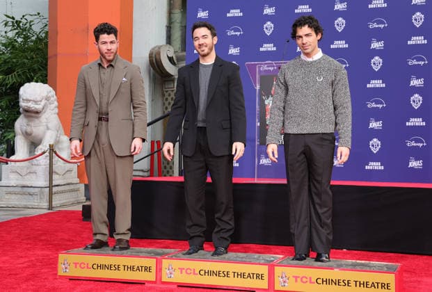 03 December 2025 - Hollywood, California - Nick Jonas, Kevin Jonas, Joe Jonas. Jonas Brothers Hand And Footprint In Cement Ceremony held at TCL Chinese Theatre. Hollywood USA - ZUMAa123 20251203_zaa_a123_015 Copyright: xADx