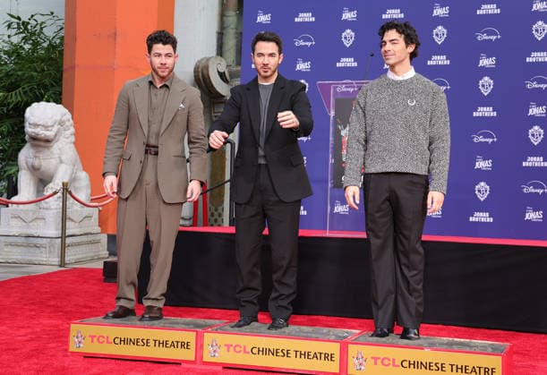 03 December 2025 - Hollywood, California - Nick Jonas, Kevin Jonas, Joe Jonas. Jonas Brothers Hand And Footprint In Cement Ceremony held at TCL Chinese Theatre. Hollywood USA - ZUMAa123 20251203_zaa_a123_019 Copyright: xADx