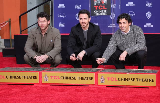 03 December 2025 - Hollywood, California - Nick Jonas, Kevin Jonas, Joe Jonas. Jonas Brothers Hand And Footprint In Cement Ceremony held at TCL Chinese Theatre. Hollywood USA - ZUMAa123 20251203_zaa_a123_020 Copyright: xADx