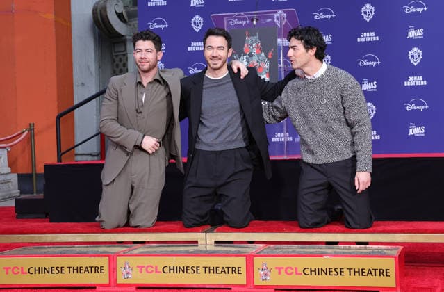 03 December 2025 - Hollywood, California - Nick Jonas, Kevin Jonas, Joe Jonas. Jonas Brothers Hand And Footprint In Cement Ceremony held at TCL Chinese Theatre. Hollywood USA - ZUMAa123 20251203_zaa_a123_026 Copyright: xADx