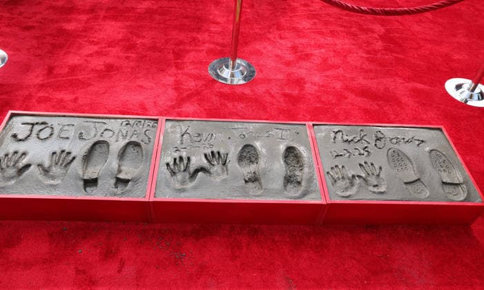 03 December 2025 - Hollywood, California - Atmosphere. Jonas Brothers Hand And Footprint In Cement Ceremony held at TCL Chinese Theatre. Hollywood USA - ZUMAa123 20251203_zaa_a123_027 Copyright: xADx