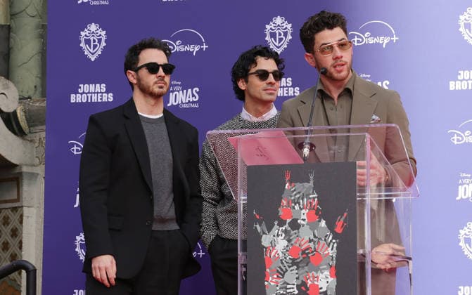 03 December 2025 - Hollywood, California - Nick Jonas, Kevin Jonas, Joe Jonas. Jonas Brothers Hand And Footprint In Cement Ceremony held at TCL Chinese Theatre. Hollywood USA - ZUMAa123 20251203_zaa_a123_029 Copyright: xADx
