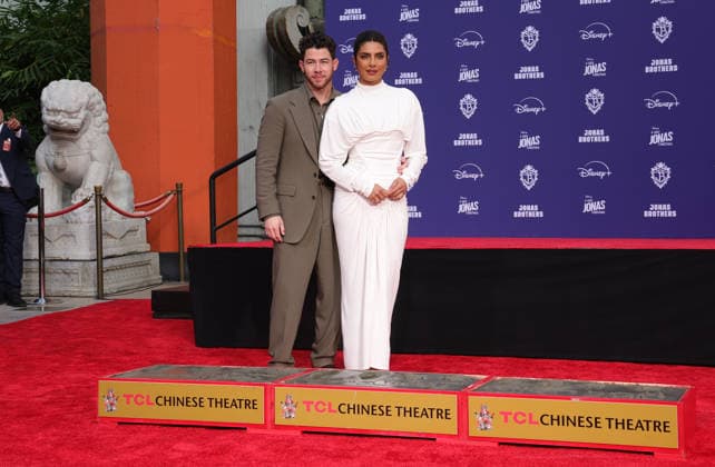03 December 2025 - Hollywood, California - Nick Jonas, Priyanka Chopra Jonas. Jonas Brothers Hand And Footprint In Cement Ceremony held at TCL Chinese Theatre. Hollywood USA - ZUMAa123 20251203_zaa_a123_031 Copyright: xADx