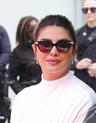 03 December 2025 - Hollywood, California - Priyanka Chopra Jonas. Jonas Brothers Hand And Footprint In Cement Ceremony held at TCL Chinese Theatre. Hollywood USA - ZUMAa123 20251203_zaa_a123_032 Copyright: xADx