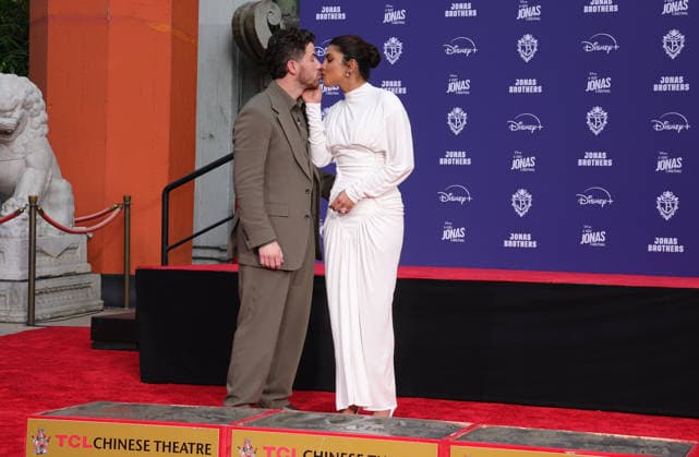 03 December 2025 - Hollywood, California - Nick Jonas, Priyanka Chopra Jonas. Jonas Brothers Hand And Footprint In Cement Ceremony held at TCL Chinese Theatre. Hollywood USA - ZUMAa123 20251203_zaa_a123_034 Copyright: xADx