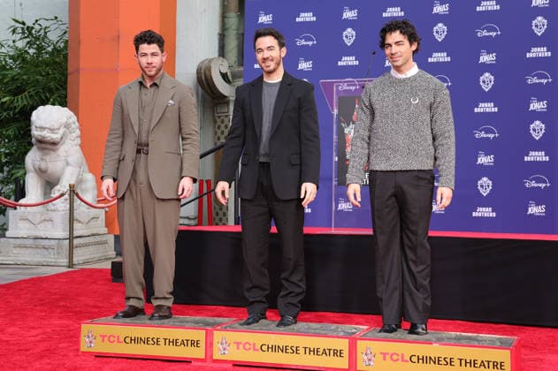 03 December 2025 - Hollywood, California - Nick Jonas, Kevin Jonas, Joe Jonas. Jonas Brothers Hand And Footprint In Cement Ceremony held at TCL Chinese Theatre. Hollywood USA - ZUMAa123 20251203_zaa_a123_038 Copyright: xADx