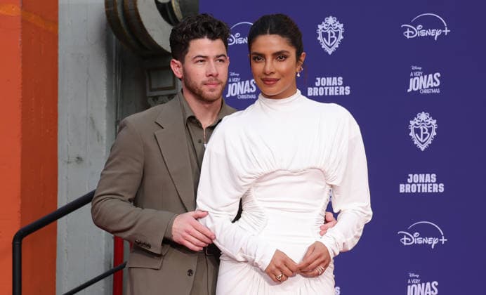 03 December 2025 - Hollywood, California - Nick Jonas, Priyanka Chopra Jonas. Jonas Brothers Hand And Footprint In Cement Ceremony held at TCL Chinese Theatre. Hollywood USA - ZUMAa123 20251203_zaa_a123_039 Copyright: xADx