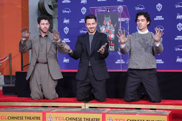 03 December 2025 - Hollywood, California - Nick Jonas, Kevin Jonas, Joe Jonas. Jonas Brothers Hand And Footprint In Cement Ceremony held at TCL Chinese Theatre. Hollywood USA - ZUMAa123 20251203_zaa_a123_041 Copyright: xADx