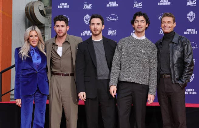 03 December 2025 - Hollywood, California - Ellen K, Nick Jonas, Kevin Jonas, Joe Jonas, Ryan Seacrest. Jonas Brothers Hand And Footprint In Cement Ceremony held at TCL Chinese Theatre. Hollywood USA - ZUMAa123 20251203_zaa_a123_046 Copyright: xADx