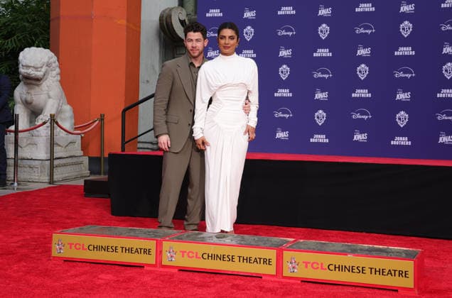 03 December 2025 - Hollywood, California - Nick Jonas, Priyanka Chopra Jonas. Jonas Brothers Hand And Footprint In Cement Ceremony held at TCL Chinese Theatre. Hollywood USA - ZUMAa123 20251203_zaa_a123_048 Copyright: xADx