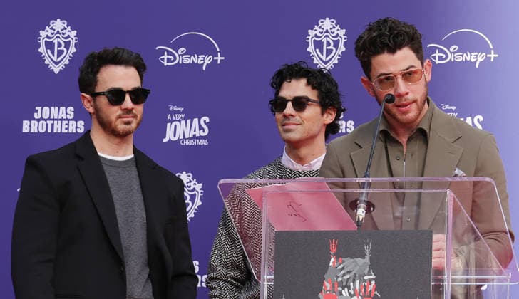 03 December 2025 - Hollywood, California - Nick Jonas, Kevin Jonas, Joe Jonas. Jonas Brothers Hand And Footprint In Cement Ceremony held at TCL Chinese Theatre. Hollywood USA - ZUMAa123 20251203_zaa_a123_052 Copyright: xADx