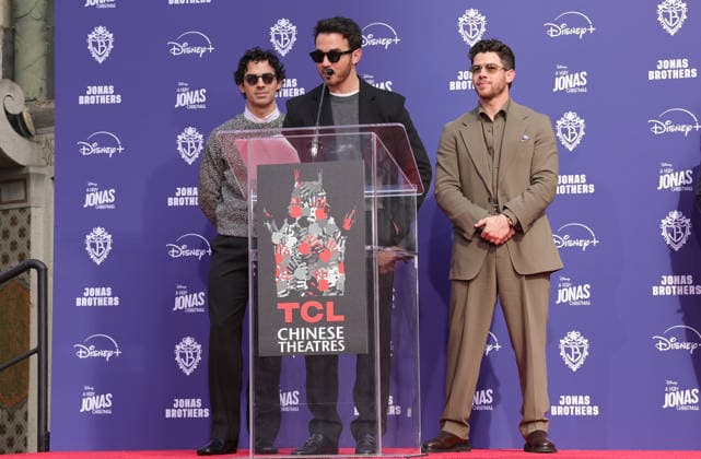 03 December 2025 - Hollywood, California - Nick Jonas, Kevin Jonas, Joe Jonas. Jonas Brothers Hand And Footprint In Cement Ceremony held at TCL Chinese Theatre. Hollywood USA - ZUMAa123 20251203_zaa_a123_054 Copyright: xADx