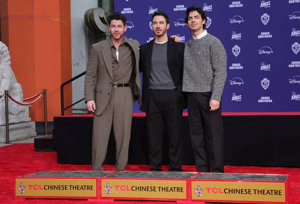 03 December 2025 - Hollywood, California - Nick Jonas, Kevin Jonas, Joe Jonas. Jonas Brothers Hand And Footprint In Cement Ceremony held at TCL Chinese Theatre. Hollywood USA - ZUMAa123 20251203_zaa_a123_059 Copyright: xADx