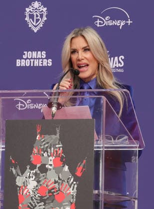 03 December 2025 - Hollywood, California - Ellen K. Jonas Brothers Hand And Footprint In Cement Ceremony held at TCL Chinese Theatre. Hollywood USA - ZUMAa123 20251203_zaa_a123_067 Copyright: xADx