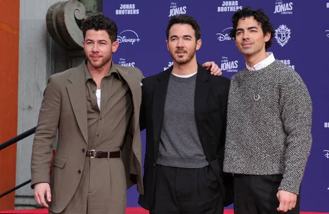 03 December 2025 - Hollywood, California - Nick Jonas, Kevin Jonas, Joe Jonas. Jonas Brothers Hand And Footprint In Cement Ceremony held at TCL Chinese Theatre. Hollywood USA - ZUMAa123 20251203_zaa_a123_073 Copyright: xADx
