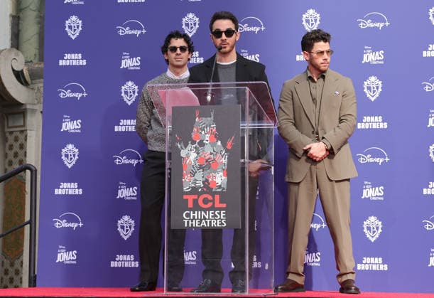 03 December 2025 - Hollywood, California - Nick Jonas, Kevin Jonas, Joe Jonas. Jonas Brothers Hand And Footprint In Cement Ceremony held at TCL Chinese Theatre. Hollywood USA - ZUMAa123 20251203_zaa_a123_079 Copyright: xADx
