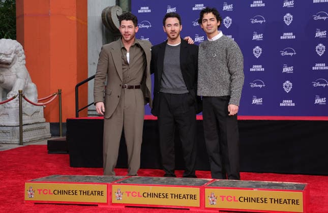 03 December 2025 - Hollywood, California - Nick Jonas, Kevin Jonas, Joe Jonas. Jonas Brothers Hand And Footprint In Cement Ceremony held at TCL Chinese Theatre. Hollywood USA - ZUMAa123 20251203_zaa_a123_086 Copyright: xADx