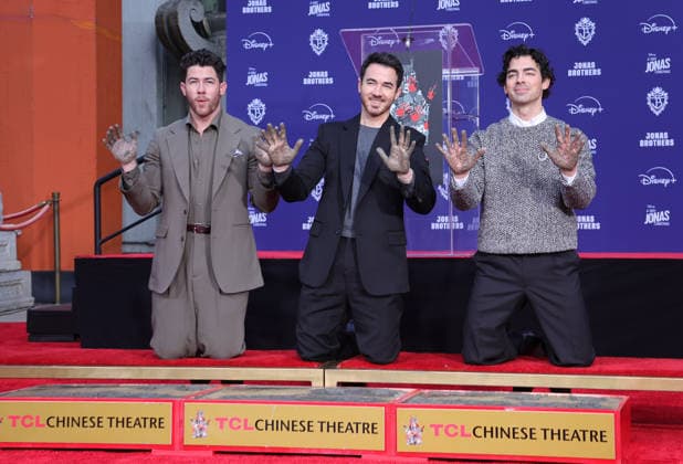 03 December 2025 - Hollywood, California - Nick Jonas, Kevin Jonas, Joe Jonas. Jonas Brothers Hand And Footprint In Cement Ceremony held at TCL Chinese Theatre. Hollywood USA - ZUMAa123 20251203_zaa_a123_089 Copyright: xADx