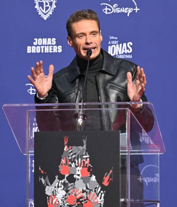 Jonas Brothers Hand and Footprint Ceremony Ryan Seacrest at the Jonas Brothers Hand and Footprint In Cement Ceremony held at the TCL Chinese Theatre on December 3, 2025 in Hollywood, Ca. Hollywood TCL Chinese Theatre California USA Copyright: xLeexWatt AFF-USA.COMx