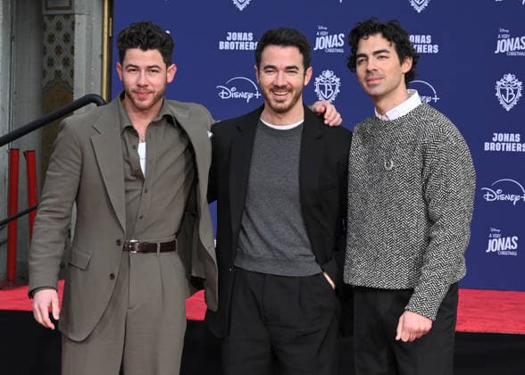 Jonas Brothers Hand and Footprint Ceremony Nick Jonas, Kevin Jonas and Joe Jonas at the Jonas Brothers Hand and Footprint In Cement Ceremony held at the TCL Chinese Theatre on December 3, 2025 in Hollywood, Ca. Hollywood TCL Chinese Theatre California USA Copyright: xLeexWatt AFF-USA.COMx