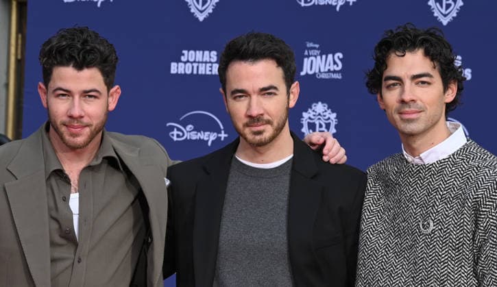 Jonas Brothers Hand and Footprint Ceremony Nick Jonas, Kevin Jonas and Joe Jonas at the Jonas Brothers Hand and Footprint In Cement Ceremony held at the TCL Chinese Theatre on December 3, 2025 in Hollywood, Ca. Hollywood TCL Chinese Theatre California USA Copyright: xLeexWatt AFF-USA.COMx