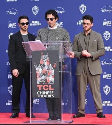 Jonas Brothers Hand and Footprint Ceremony Kevin Jonas, Joe Jonas and Nick Jonas at the Jonas Brothers Hand and Footprint In Cement Ceremony held at the TCL Chinese Theatre on December 3, 2025 in Hollywood, Ca. Hollywood TCL Chinese Theatre California USA Copyright: xLeexWatt AFF-USA.COMx